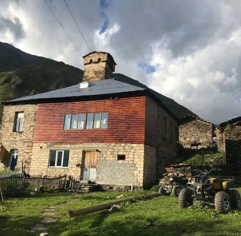 Erasti Guesthouse Ushguli Buitenkant foto